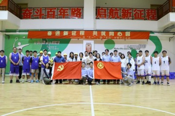  柏林联合，社区共建计划启动，百名志愿者参与球场维护  