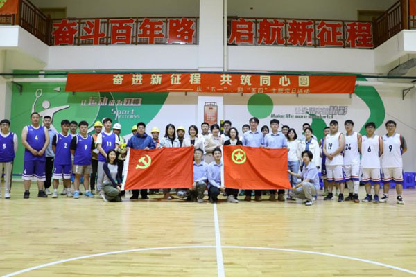  柏林联合，社区共建计划启动，百名志愿者参与球场维护  